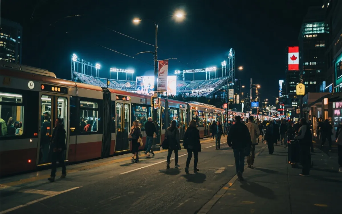 加拿大城市比赛日出行：公共交通、球迷街区与夜间回程安全提示